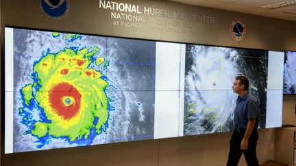 John Cangialosi, spécialiste des ouragans, inspecte une image satellite de l'ouragan Beryl, au National Hurricane Center, en Floride (Etats-Unis), le 1er juillet 2024. (JOE RAEDLE / GETTY IMAGES NORTH AMERICA / AFP)