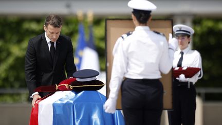 Le président français, Emmanuel Macron, rend hommage à trois jeunes policiers tués dans le Nord, le 25 mai 2023 à Roubaix (Nord). (YOAN VALAT / POOL / AFP)