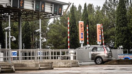 Le&nbsp;péage de Remoulins (Gard), où trois personnes suspectées d'être liées au meurtre d'un policier à Avignon ont été interpellées le 9 mai 2021. (MAXPPP)