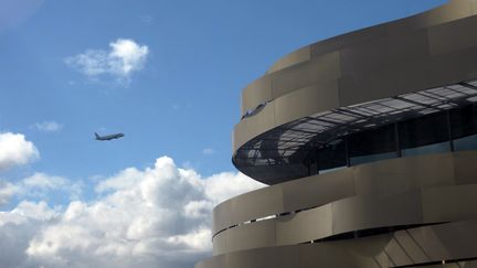 Le bâtiment reliant les terminaux 2A et 2C de l'aéroport Paris-Charles-de-Gaulle de Roissy, le 11 avril 2012. (ERIC PIERMONT / AFP)