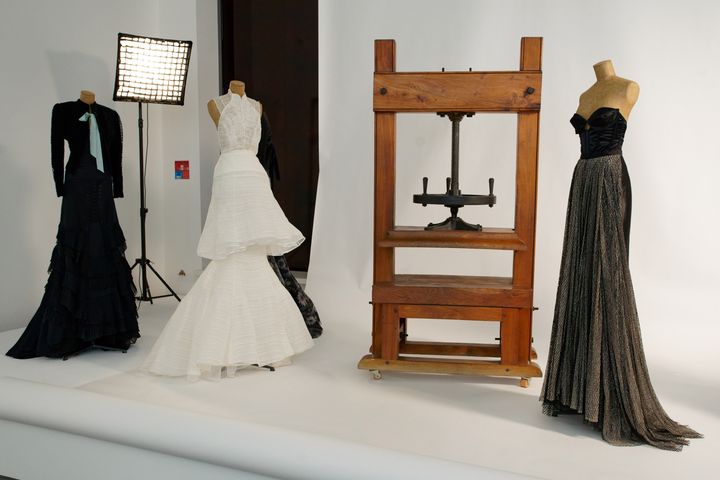 Des créations&nbsp;d'Olivier Theyskens installées dans l'exposition "In praesentia" à la Cité de la Dentelle et de la Mode de Calais, en France, le 13 juin 2019 (SYLVAIN LEFEVRE / WIREIMAGE)