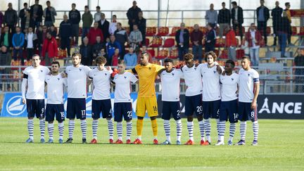 L'équipe de France Espoirs pendant la minute de silence le 15 novembre 2015 (ROBERT ATANASOVSKI / AFP)