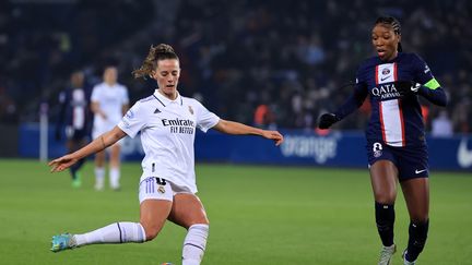 La Madrilène Sandie Toletti devant la Parisienne Grace Geyoro lors de la 5e journée de Ligue des champions, au Parc des Princes, le 16 décembre 2022. (MAXPPP)