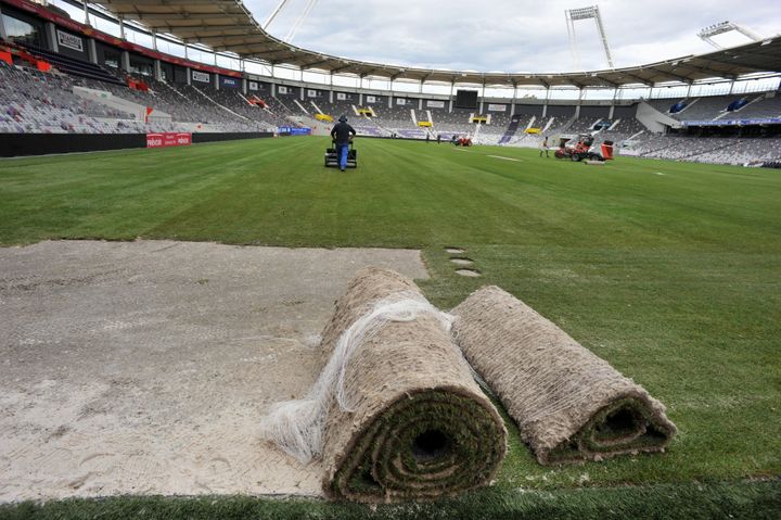 Les rouleaux de pelouse de la nouvelle pelouse du TFC, au Stadium de Toulouse, le 16 septembre 2016. (FREDERIC CHARMEUX / MAXPPP)