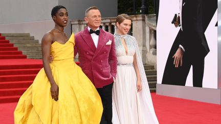 Lashana Lynch, Daniel Craig et Lea Seydoux à l'avant-première de "Mourir peut attendre" ("No Time To Die" en version anglaise) au Royal Albert Hall de Londres (Angleterre), le 28 septembre 2021. (KARWAI TANG / WIREIMAGE / GETTY)