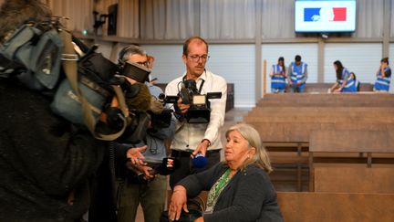 L'émotion de la grand-mère d'une victime de l'accident de bus scolaire de Millas, face à des journalistes dans la salle du tribunal de Marseille, le 19 septembre 2022. (NICOLAS TUCAT / AFP)