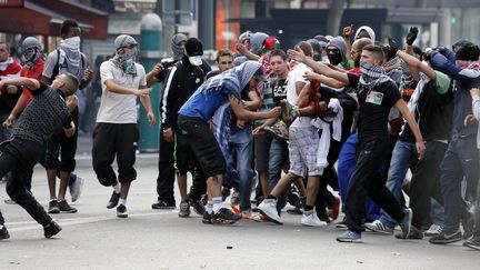 Des manifestants affrontent les forces de l'ordre lors d'un rassemblement pro-palestinien, &agrave; Paris, le 26 juillet 2014. (FRANCOIS GUILLOT / AFP)