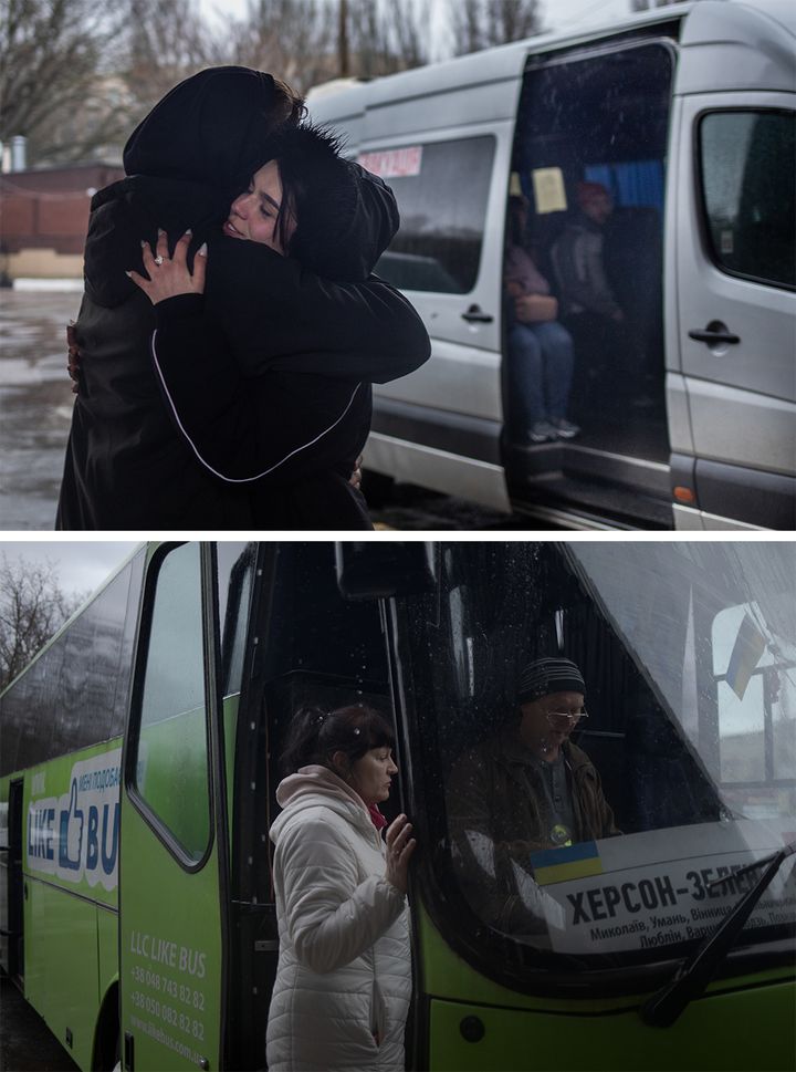 A la gare routière de Kherson (Ukraine), des navettes gratuites permettent aux habitants de quitter la ville, mais certains empruntent également des lignes régulières de bus, comme ici, le 2 avril 2023. (MATHIEU DREUJOU / FRANCE TELEVISIONS)