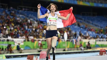 Marie-Amélie Le Fur célèbre sa médaille d'or au 400 m, au stade olympique de Rio, le 12 septembre 2016. (CHRISTOPHE SIMON / AFP)