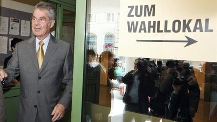 Heinz Fischer sortant d'un bureau de vote, à Vienne, le 25 avril 2010 (AFP/Dieter Nagl)