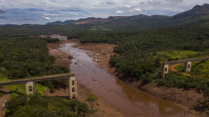 Vue aérienne d'un pont ferroviaire emporté par le glissement de terrain provoqué par&nbsp;l'effondrement d'un barrage minier près de la ville de Brumadinho, dans l'État de Minas Gerias, dans le sud-est du Brésil, le 27 janvier 2019. (MAURO PIMENTEL / AFP)