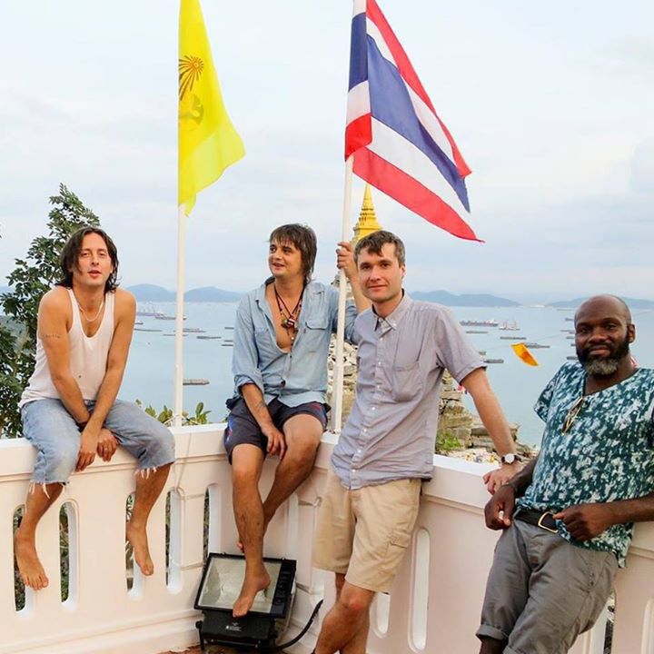 Les Libertines en Thaïlande, le 6 décembre 2014.
 (https://www.facebook.com/thelibertines?rf=112603298751780)