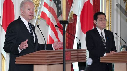 Le président américain Joe Biden et le Premier ministre japonais Fumio Kishida lors d'une conférence de presse conjointe à Tokyo, le 23 mai 2022. (YOMIURI / AFP)