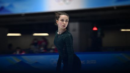 La Russe Kamila Valieva lors d'une session d'entraînement pendant les Jeux olympiques de Pékin, le 14 février 2022. (ANNE-CHRISTINE POUJOULAT / AFP)
