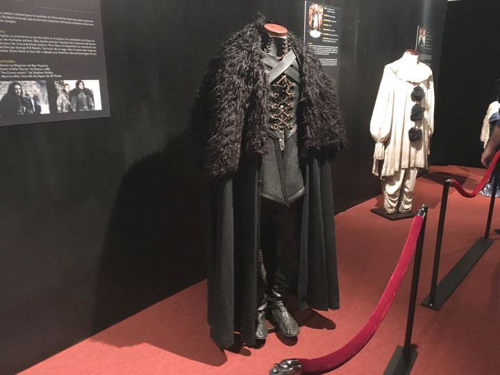 Au premier plan, le costume de Jon Snow (Kit Harington) dans Game of Thrones. (INGRID POHU / RADIO FRANCE)