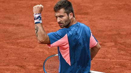 Corentin Moutet,&nbsp;lors de son match contre Stan Wawrinka au premier tour de Roland-Garros, le 23 mai 2022. (CHRISTOPHE ARCHAMBAULT / AFP)