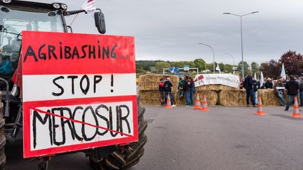 Des agriculteurs manifestent contre "l'agribashing" à Pouilly-en-Auxois (Côte-d'Or), le 8 octobre 2019. (KONRAD K./SIPA)