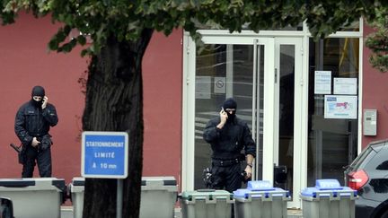 Des membres du Raid &agrave; M&acirc;con le 28 octobre 2012, apr&egrave;s l'arrestation d'une importante responsable d'ETA. (JEFF PACHOUD / AFP)