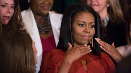 Michelle Obama réfrène ses larmes lors d'un de ses derniers discours, le 6 janvier 2017 à Washington (Etats-Unis).&nbsp; (CHERISS MAY / NURPHOTO / AFP)