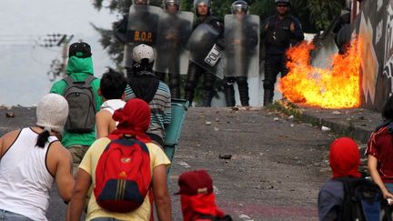 De violents heurts y ont lieu entre des étudiants et la police anti-émeute. Depuis décembre 2015, l'opposition vénézuélienne qui a gagné les élections législatives contrôle le Parlement. Et alors qu'elle s'emploie à limiter les pouvoirs (voire à faire partir) du président, ce dernier riposte pour se maintenir en place. Les manifestations font suite à la décision du Tribunal suprême de justice, favorable au président Maduro, de réduire fortement la marge de manœuvre du Parlement. Le président socialiste mène un bras de fer institutionnel avec l'opposition qui tend à paralyser le pays. Pénuries en tous genres continuent de sévir. La dernière en date, la farine. Et sans farine, pas de pain. De quoi échauffer un peu plus les esprits. (AFP PHOTO/GEORGE CASTELLANO)