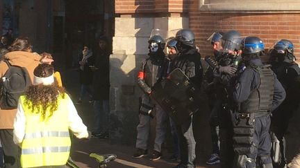 A Toulouse, un policier a travaillé avec un masque sur le visage, le 5 janvier 2019 lors d'une manifestation des "gilets jaunes". (OBSERVATOIRE DES PRATIQUES POLICIERES)