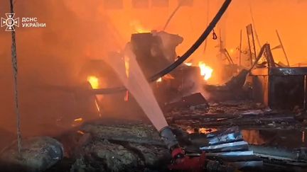 Des pompiers interviennent dans un supermarché de Kharkiv (Ukraine), après une frappe russe le 24 mai 2024. (GOVERNOR OF KHARKIV / ANADOLU / AFP)