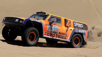 Robby Gordon (Hummer) très à l'aise dans le sable (JACKY NAEGELEN / POOL)