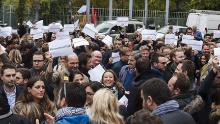 Des salariés sont rassemblés devant le siège d'i-Télé, à Boulogne-Billancourt, le 19 octobre 2016. (MAXPPP)