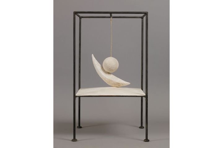 Alberto Giacometti, "Boule suspendie", 1930-1931 (version de 1965), Fondation Giacometti (© Succession Alberto Giacometti / Adagp, Paris 2022)