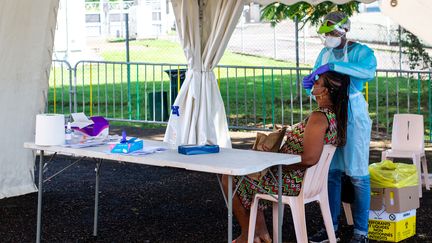 Une personne effectue un test PCR dans une clinique en plein air à Goyave, en Guadeloupe, le 23 septembre 2020. (LARA  BALAIS / AFP)