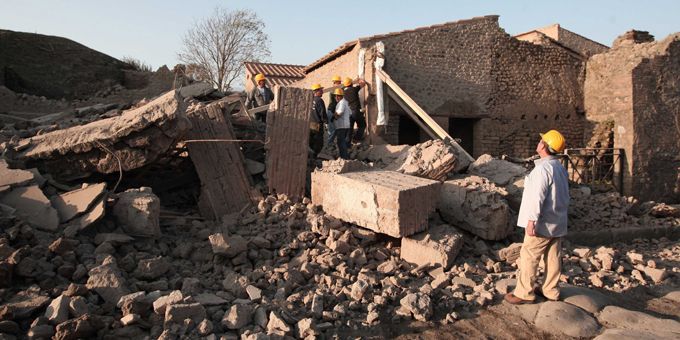 Des terrassiers après l&#039;éboulement d&#039;un mur de la Maison des Gladiateurs, le 6 novembre 2010, à Pompéi
 (GENNARO/LAPRESSE/SIPA)