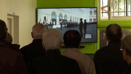 Des Arméniens réunis dans un bar de Valence devant l'hommage national à Charles Aznavour
 (France 2 / culturebox)