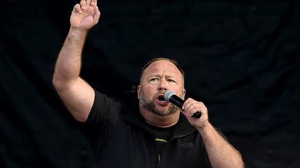 Le complotiste d'extrême droite américain Alex Jones s'adresse aux partisans de&nbsp;Donald Trump à Washington, le 12 décembre 2020. (OLIVIER DOULIERY / AFP)