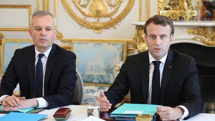 Le président de la République Emmanuel Macron et le ministre de la Transition écologique François de Rugy lors du premier Conseil de défense écologique, le 23 mai 2019 à l'Elysée. (LUDOVIC MARIN / AFP)