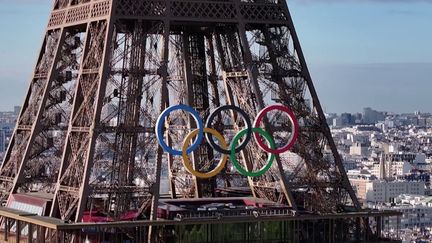 Les anneaux olympiques "vont rester sur la tour Eiffel" après les Jeux, a annoncé Anne Hidalgo, samedi 31 août. La maire de Paris souhaite également conserver le symbole des Paralympiques, les agitos, sur l'Arc de Triomphe et la vasque olympique aux Tuileries. (FRANCEINFO)