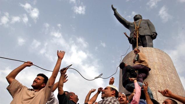 &nbsp; (© Maxppp  9 avril 2003 : La statue de Saddam Hussein à Bagdad est retirée de son socle)