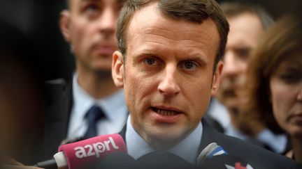 Le candidat à la présidentielle, Emmanuel Macron, lors d'une visite au commissariat du 20e arrondissement de Paris, le 13 mars 2017. (ERIC FEFERBERG / AFP)