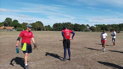 Des lanceurs, dont la championne du monde Marie Appriou (à droite), aux Mondiaux de boomerang à Gradignan, le 23 août 2022. (ELIO BONO)