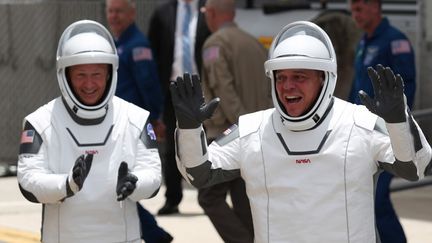 Les astronautes de la Nasa&nbsp;Bob Behnken (droite) and Doug Hurley (gauche) déambulent dans le centre spatial Kennedy, en Floride (Etats-Unis), le 27 mai 2020, avant de décoller pour la Station spatiale internationale&nbsp;à bord d'une capsule conçue par le groupe privé SpaceX. (JOE RAEDLE / GETTY IMAGES NORTH AMERICA / AFP)