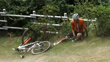 Mathieu van der Poel au sol après un "soleil" sur la course VTT des Jeux olympiques de Tokyo, le 26 juillet 2021. (THIBAULT CAMUS / AP)