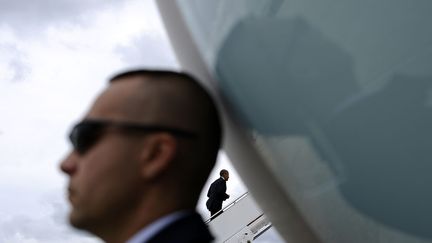 Le pr&eacute;sident am&eacute;ricain Barack Obama grimpe dans Air force one sur l'Andrews Air Force Base (Maryland, Etats-Unis), le 6 juin 2013. (JEWEL SAMAD / AFP)