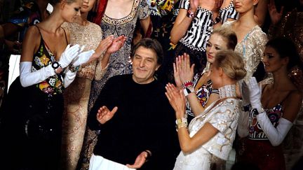 Le couturier Emanuel Ungaro, lors d'un défilé, le 9 juillet 2003, à Paris.&nbsp; (JEAN-PIERRE MULLER / AFP)