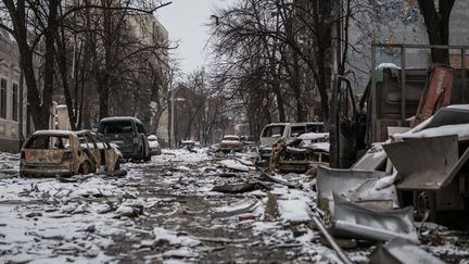 Les effets du bombardement dans le centre de Kharkiv, en Ukraine, le 9 mars 2022.&nbsp; (ANDREA CARRUBBA / ANADOLU AGENCY / AFP)