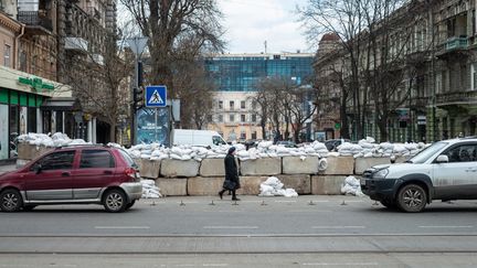 Une barricade est installée dans le centre-ville d'Odessa (Ukraine), le 4 avril 2022. (MATTEO PLACUCCI / NURPHOTO / AFP)