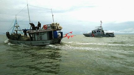 Opération d'araisonnement au large de la Guyane par la Marine nationale. Et une prise record :&nbsp;76 kilomètres de filets et plus de 37 tonnes de poissons&nbsp;saisis. (FAG / GUYANE LA 1ERE)