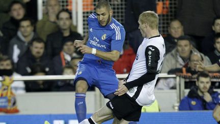 Karim Benzema (Real Madrid) face à Jeremy Mathieu (Valence) (JOSE JORDAN / AFP)