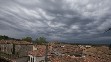 Des orages au dessus de la commune de Saint-Sornin (Charente), le 4 juillet 2018. (MAXPPP)