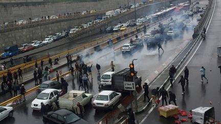 Des manifestants contre la forte hausse du pri de l'essence, sur une autoroute de Théhéran (Iran), le 16 novembre 2019. (WANA NEWS AGENCY / REUTERS)