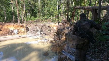 Sud-ouest de la Guyane, dans la zone de Dorlin, l'une des zones aurifères les plus riches du territoire. Fouille du site alluvionnaire par les militaires du GIGN qui ont traqué les orpailleurs illégaux et détruit leurs installations. (GUYANE LA 1ERE)