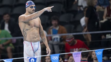 Un dernier podium en ligne de mire ? Florent Manaudou, ici à l'entraînement au bord du bassin de la Paris La Défense Arena, le 27 juillet 2024, vise une quatrième médaille olympique sur 50 m nage libre. (KEMPINAIRE STEPHANE / AFP)